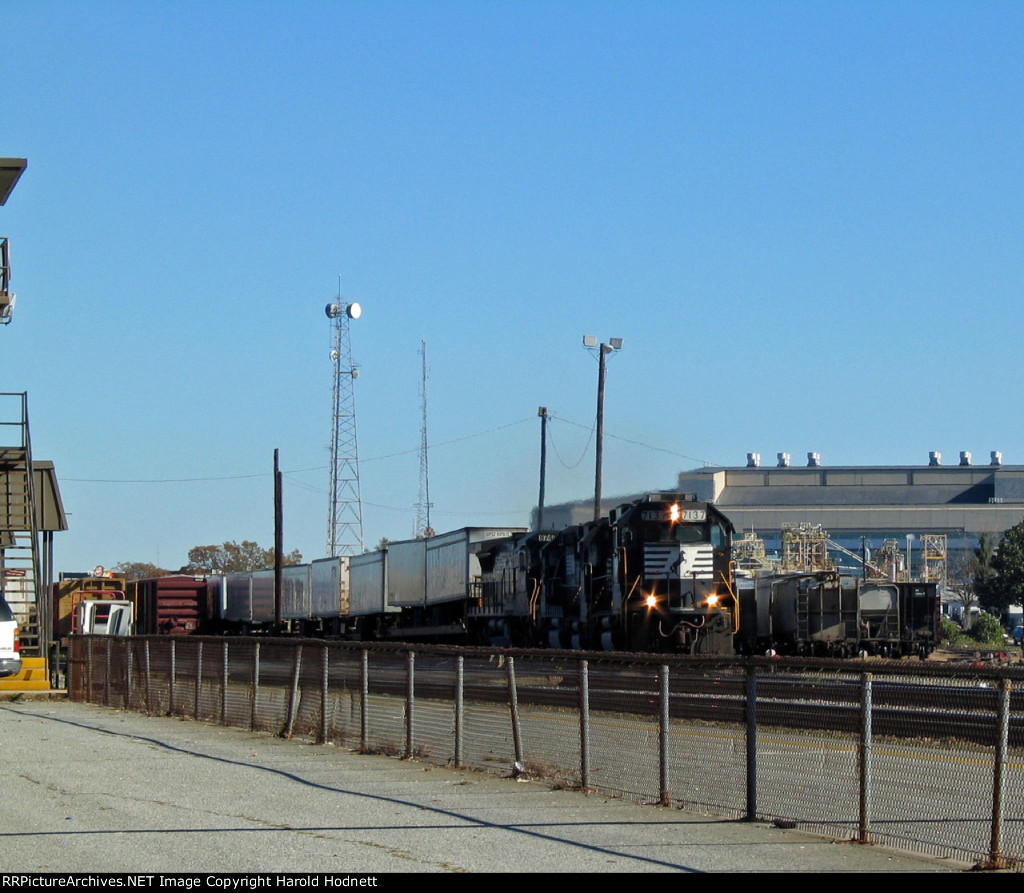 NS 7137 leads train 213 southbound